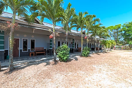 RedDoorz near Pantai Ujung Genteng