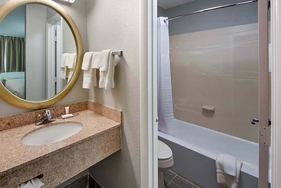 Clarion Pointe Indianapolis Northeast