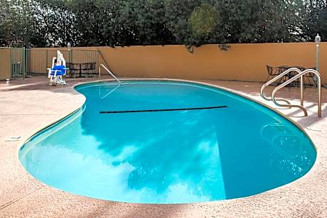 Super 8 by Wyndham Visalia