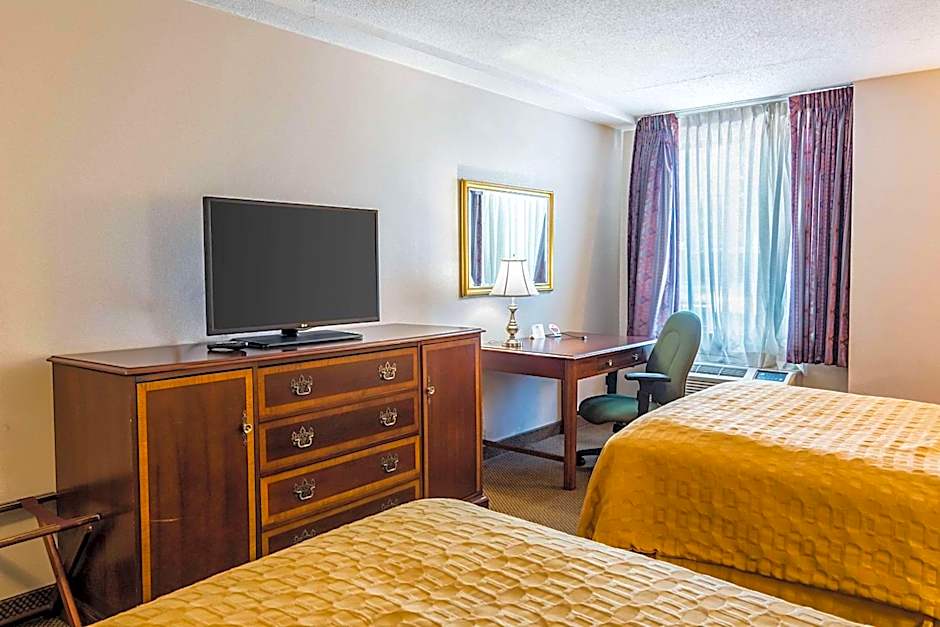 Plaza Inn & Suites