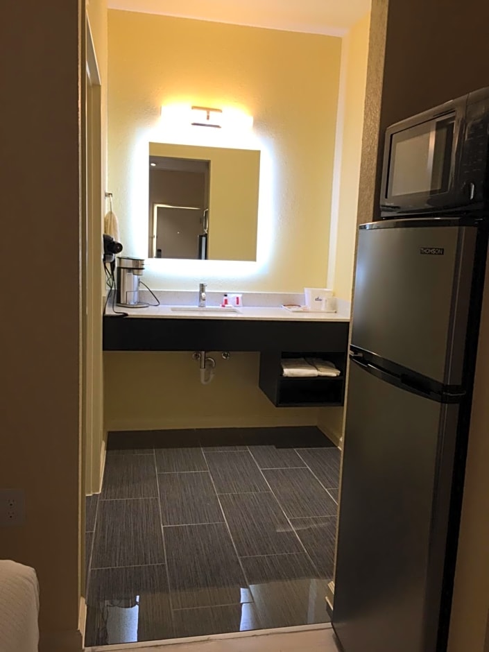 Days Inn by Wyndham Freeport