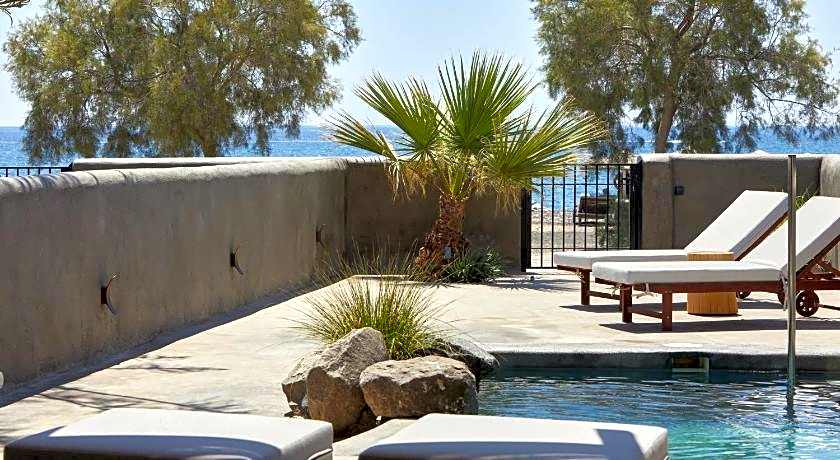 Oscar Beachfront Suites