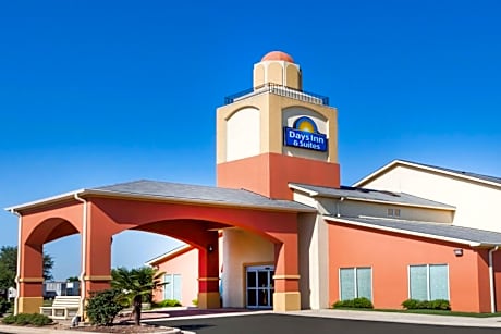 Days Inn & Suites by Wyndham Marquez
