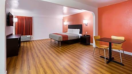 1 King Bed | Mobility Accessible RI Shower Nsmk