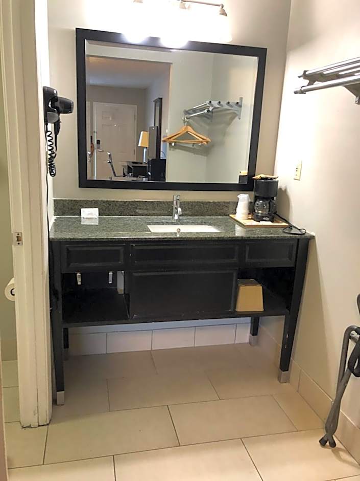 Deerfield Inn and Suites - Fairview