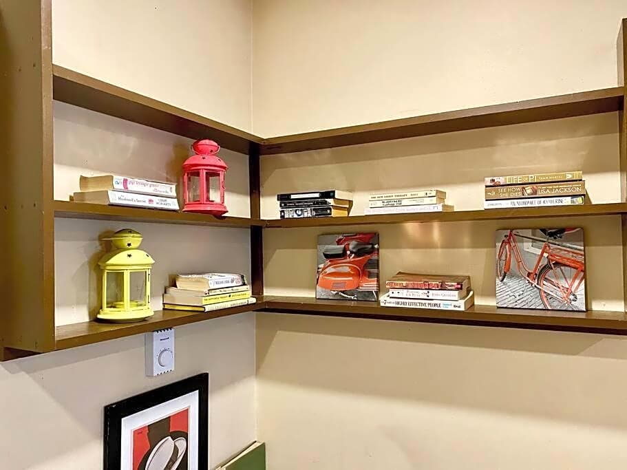 Large Townhouse, Lower Floor with AC, City Center