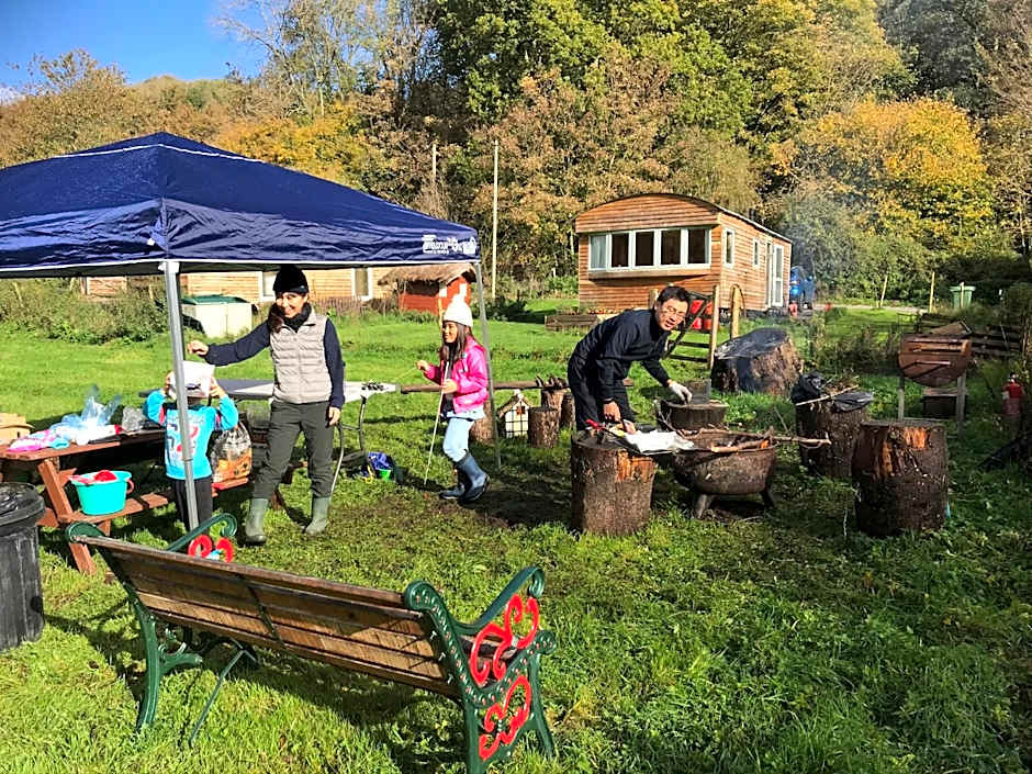 Shepherds Huts Ham Hill, 2 double beds, Bathroom, Lounge, Diner, Kitchen, LOVE dogs & Cats Looking out to lake and by Ham Hill Country Park plus parking for large vehicles available also great deals on workers long term This is the place to relax and BBQ