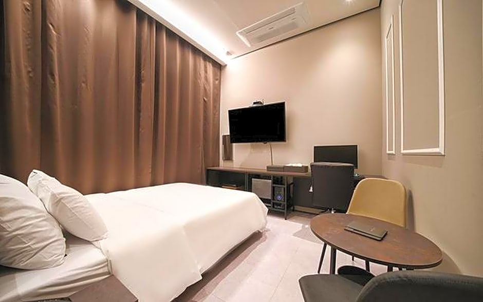 Hotel Hermes at Yongin Everland Station