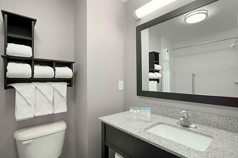 Hampton Inn By Hilton & Suites Roanoke Airport VA