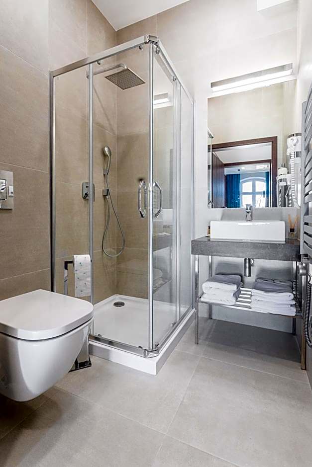 Forrest Apartments & Hostel