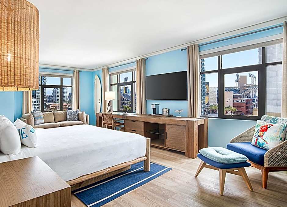 Photo 1 of 4 of Deluxe 1 King Bed, Jetted Tub, Corner