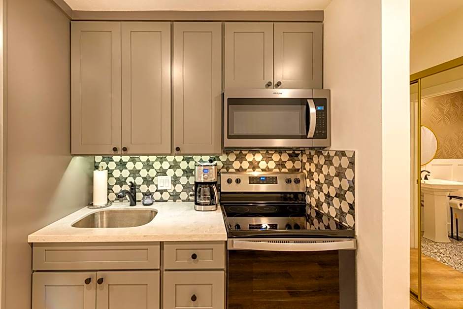 Modern Beachfront Studio: Full Kitchen & A/C