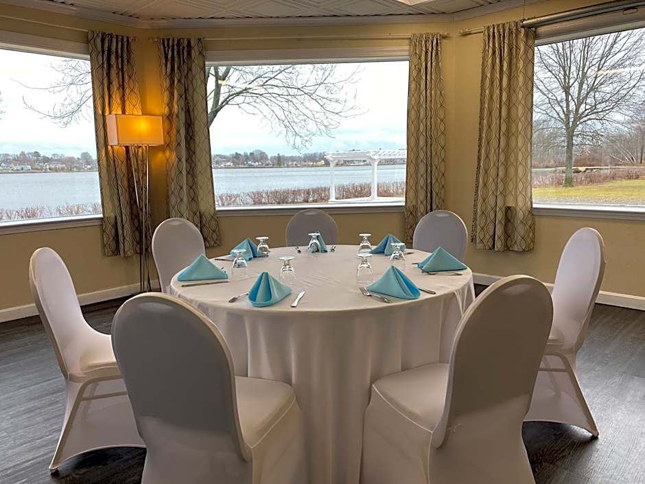 Lakeside Inn