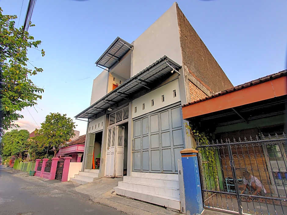 SPOT ON 92828 Galih Kost 1 Syariah