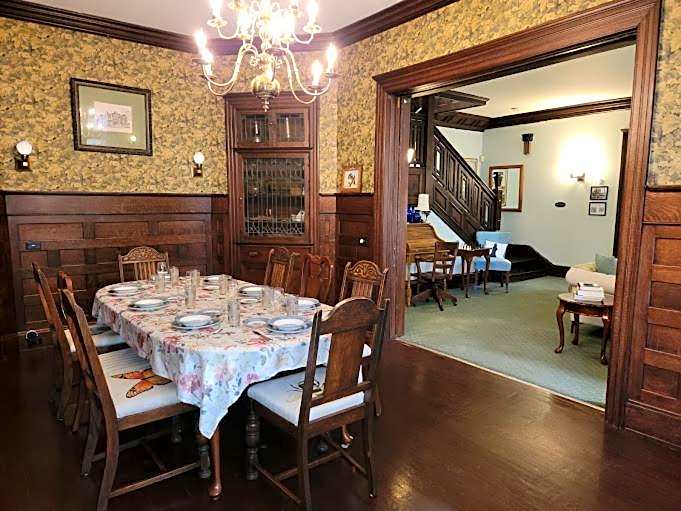 The Kings Throne Inn and Guest House