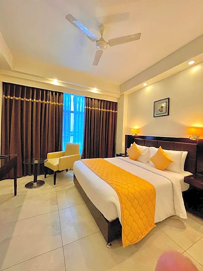 Photo 1 of 11 of 1 King Bed, Non-Smoking, Superior Room, Smart Tv, Mini Bar, Wi-Fi, Coffee And Tea Maker