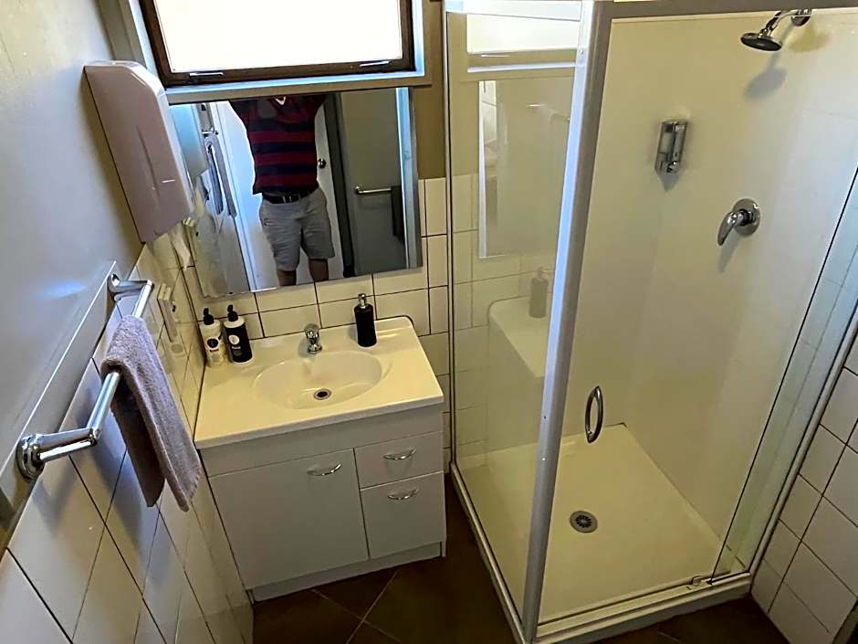 Manuka Crescent Motel