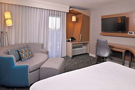 Room, 1 King Bed (Mobility/Hearing Access, Roll-In Shwr) (1 King Bed)