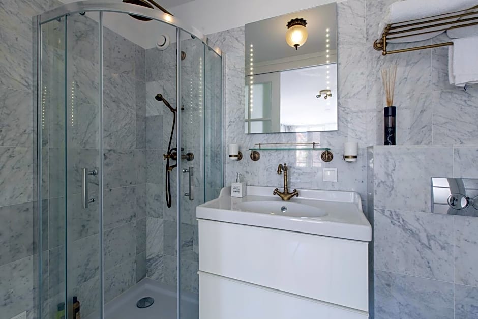 Jordaan Suite bed and bubbles