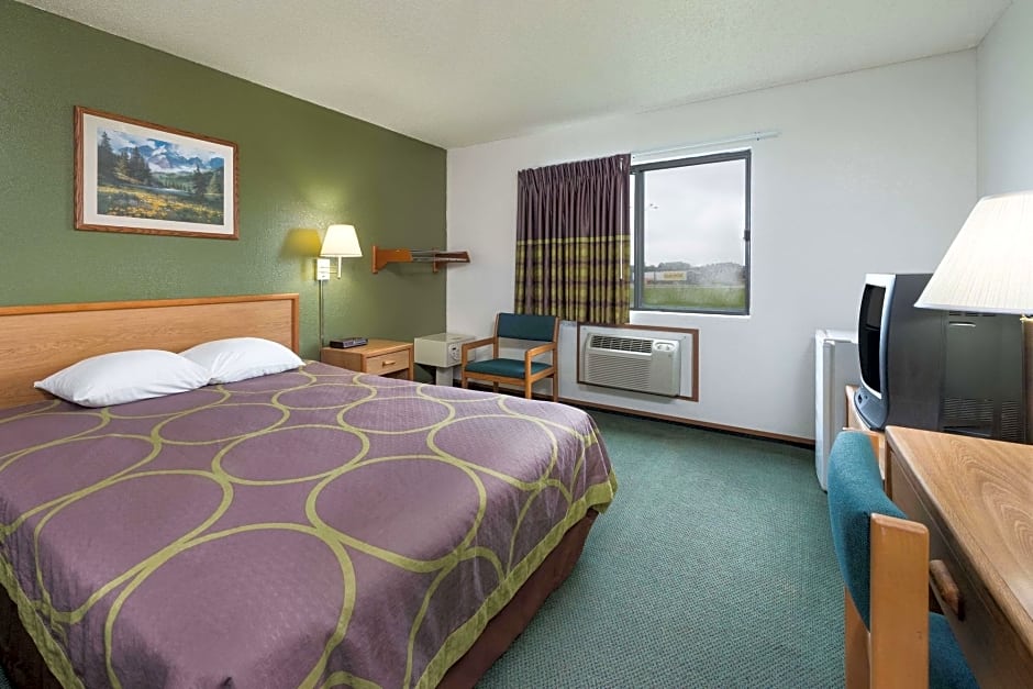 Super 8 by Wyndham Kingdom City