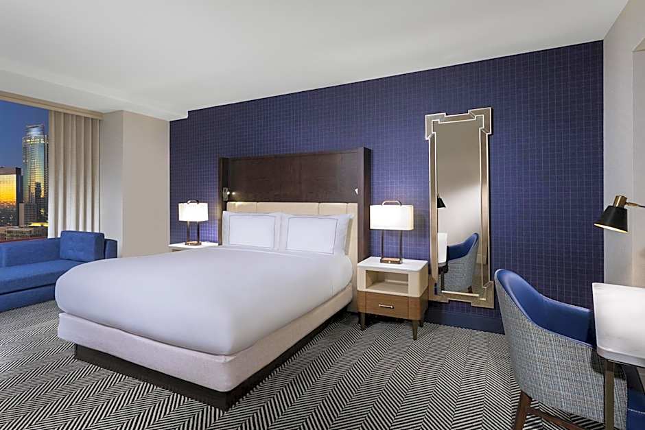 Foto 1 di 4 di Capital 1 Bedroom 1 King Bed Suite, Mobility Accessible, Bathtub