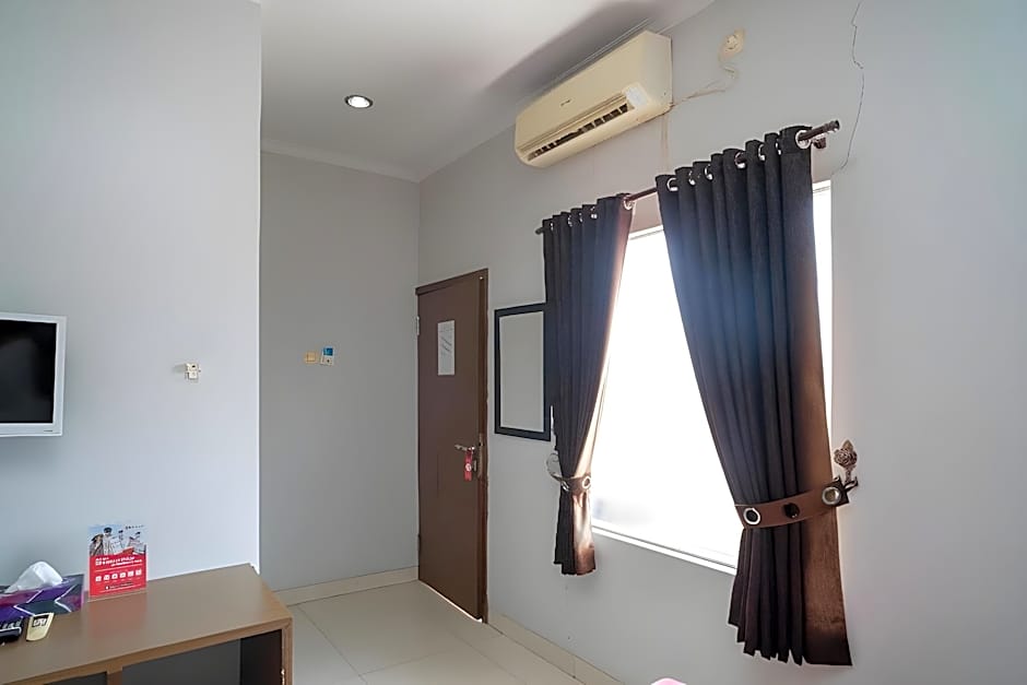 RedDoorz Syariah Near Tugu Dodol Kandangan