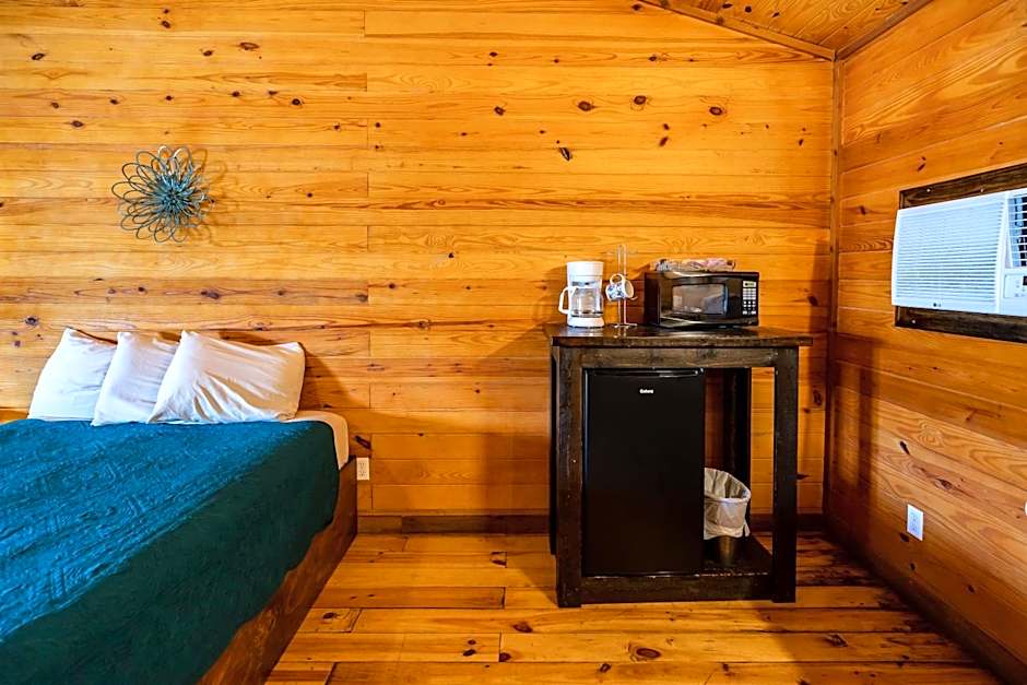 The Historic Leakey Inn