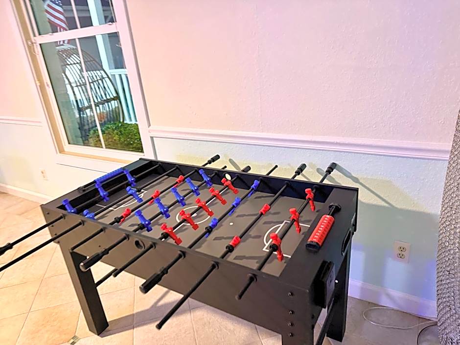 New 2025-Ocean Sands Beach Boutique Inn-Sauna and Salt-Mineral Pool -Free Beach Bikes and Famous Beach-Nightly Popcorn-Bathrobes and Sunscreen in all rooms-Ultra Sparkling-Free Laundry-4 Grand Presidential Black Beds in all rooms-Savings#252-242-SAND