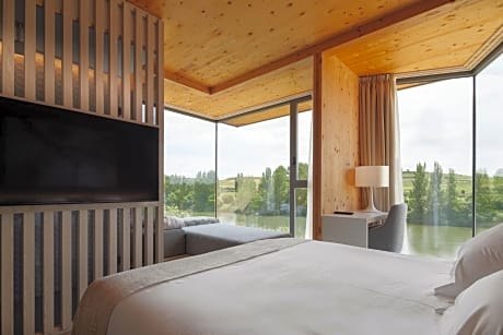 Junior King Suite with River View 