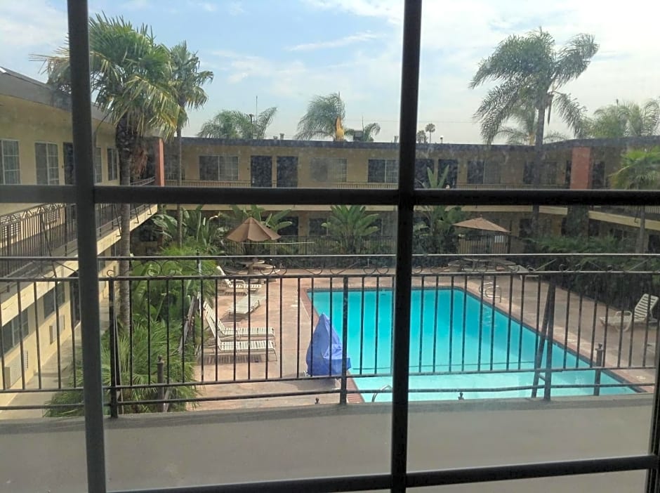 American Inn & Suites
