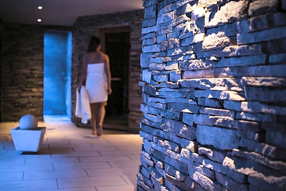 Aparthotel Familiaris - Family Apartments - Pools & Spa in Dolomites