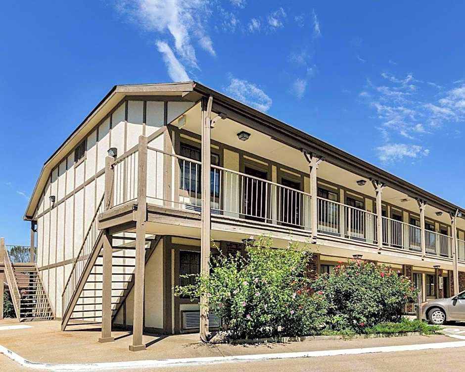 Econo Lodge Lawrence near University