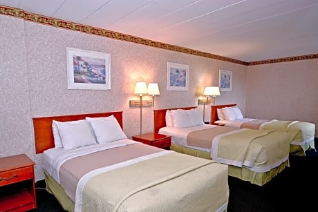 Suite with Three Double Beds - Non-Smoking