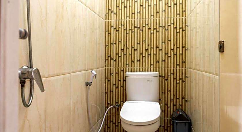 RedDoorz Hostel near LTC Glodok