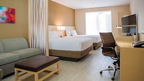 Queen Room with Two Queen Beds and Lake View