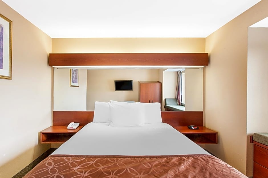 Microtel Inn by Wyndham Rogers