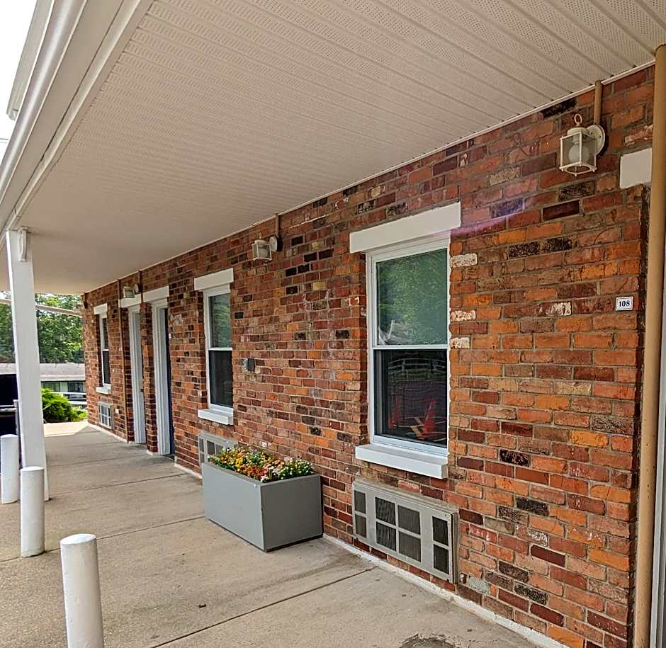 Riverboat Inn & Suites