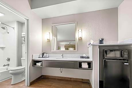 2 Queen Beds, Smoking Room, 32-Inch Lcd Television, High Speed Internet Access, Microwave And Refrig