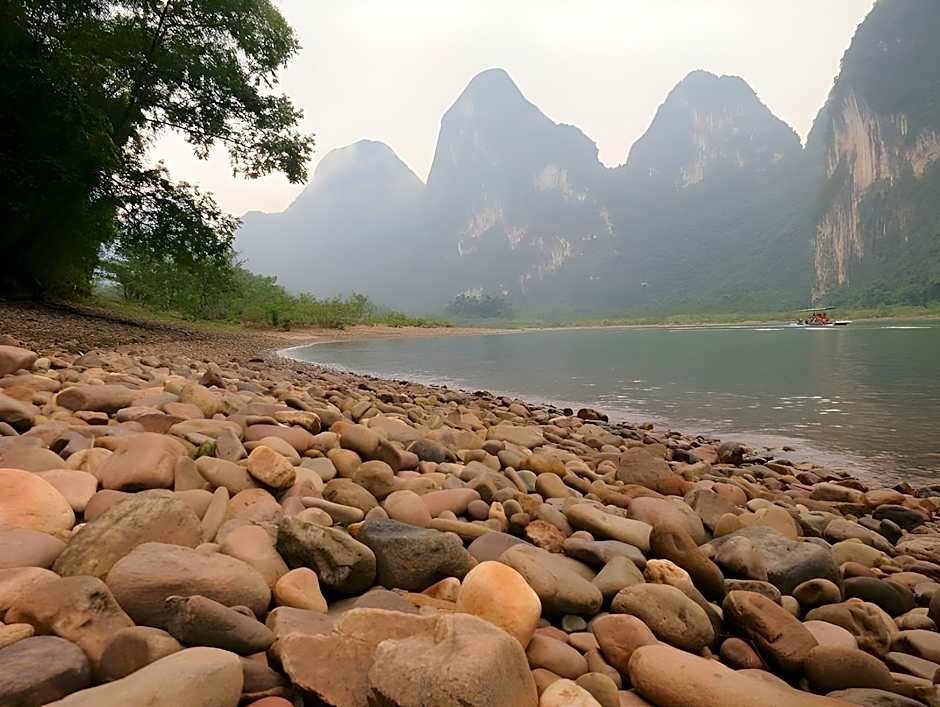 Yellow Cloth Reflection Inn