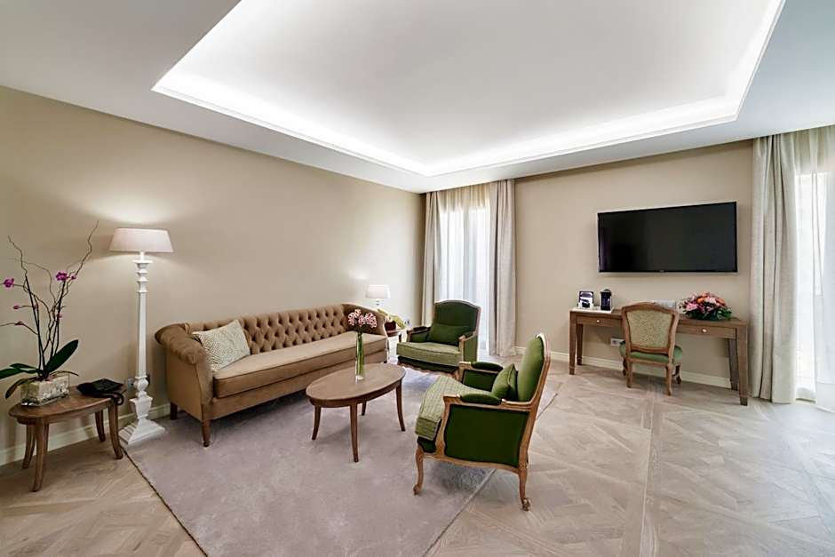 Lamaro Hotel