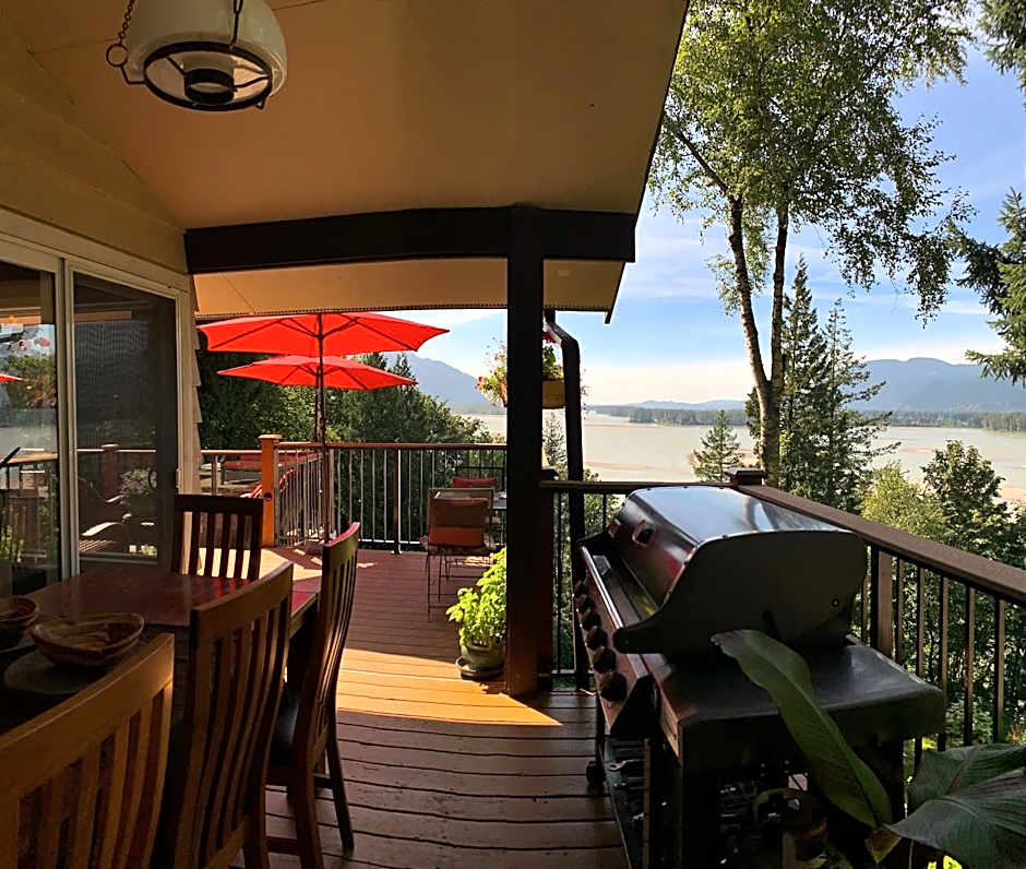 The Fraser River's Edge B&B Lodge