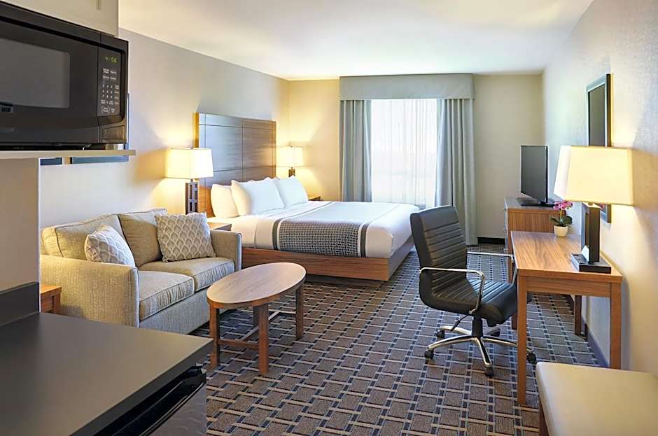 Pomeroy Inn and Suites Vermilion