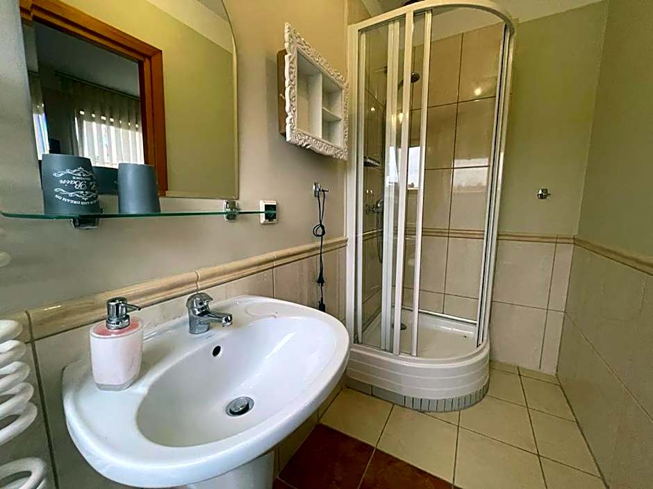 Villa Regina - Spokojna okolica - 100 metrów od lasu - blisko szpitala