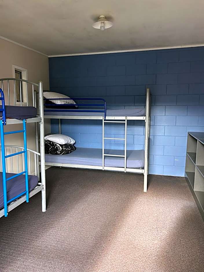 Beachcomber Lodge & Backpacker