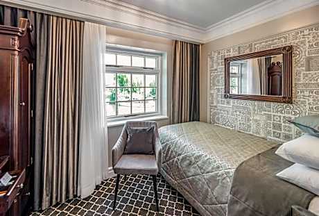 Deluxe Single Room with River View Private External Bathroom