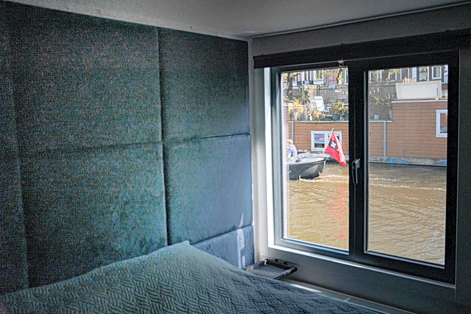 Amsterdam-Houseboat-Amstel