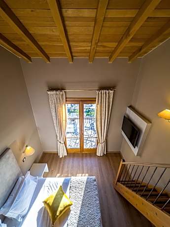 Family Room with Garden View - Split Level