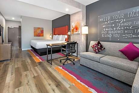 Deluxe King Room - Non-Smoking