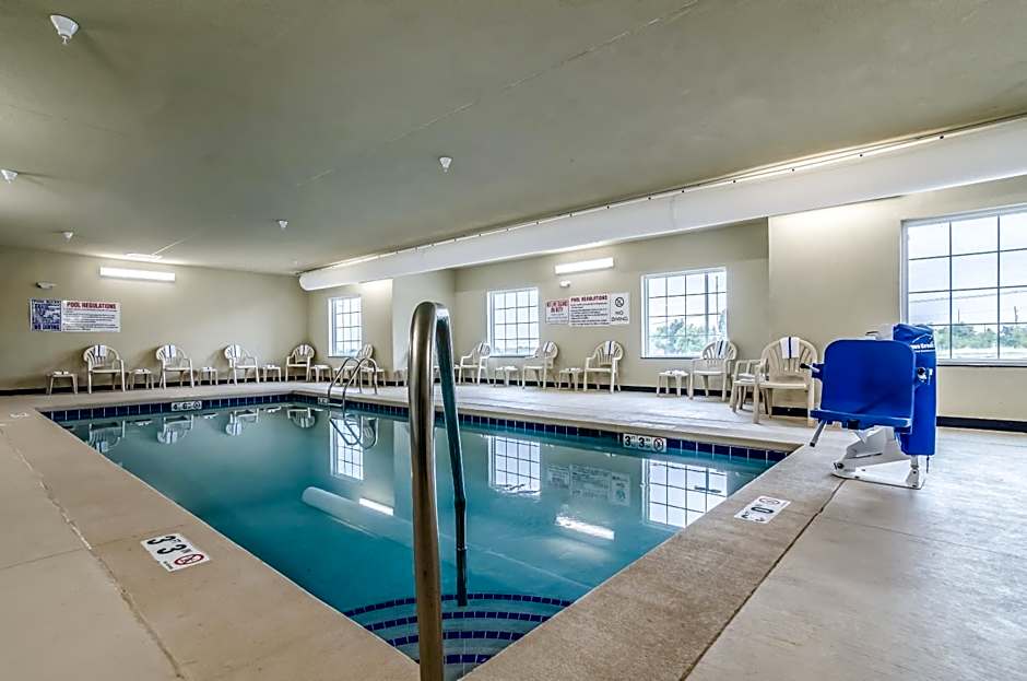 Cobblestone Hotel & Suites - Newport