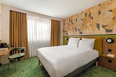 Accessible Room with 1 Queen Bed